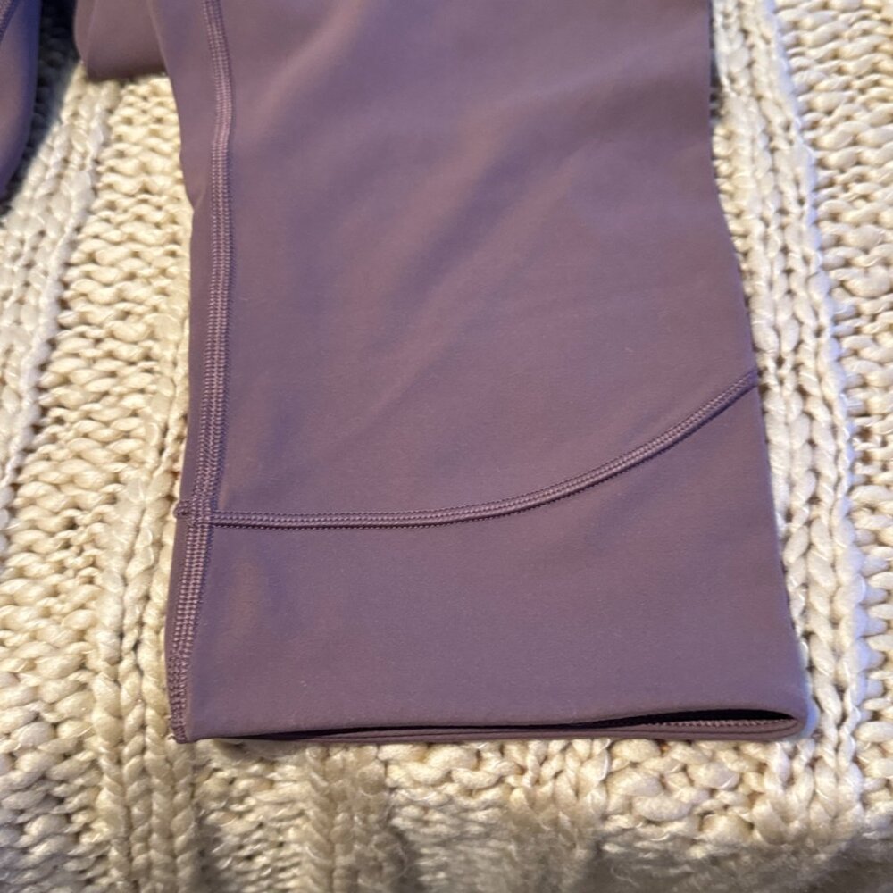 Lululemon In Movement crop Everlux 22” legging woman’s size 12 light purple - Picture 4 of 10